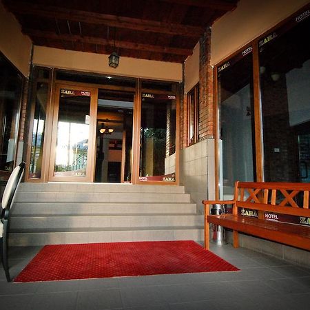 Hotel Zara Ρόμαν Εξωτερικό φωτογραφία