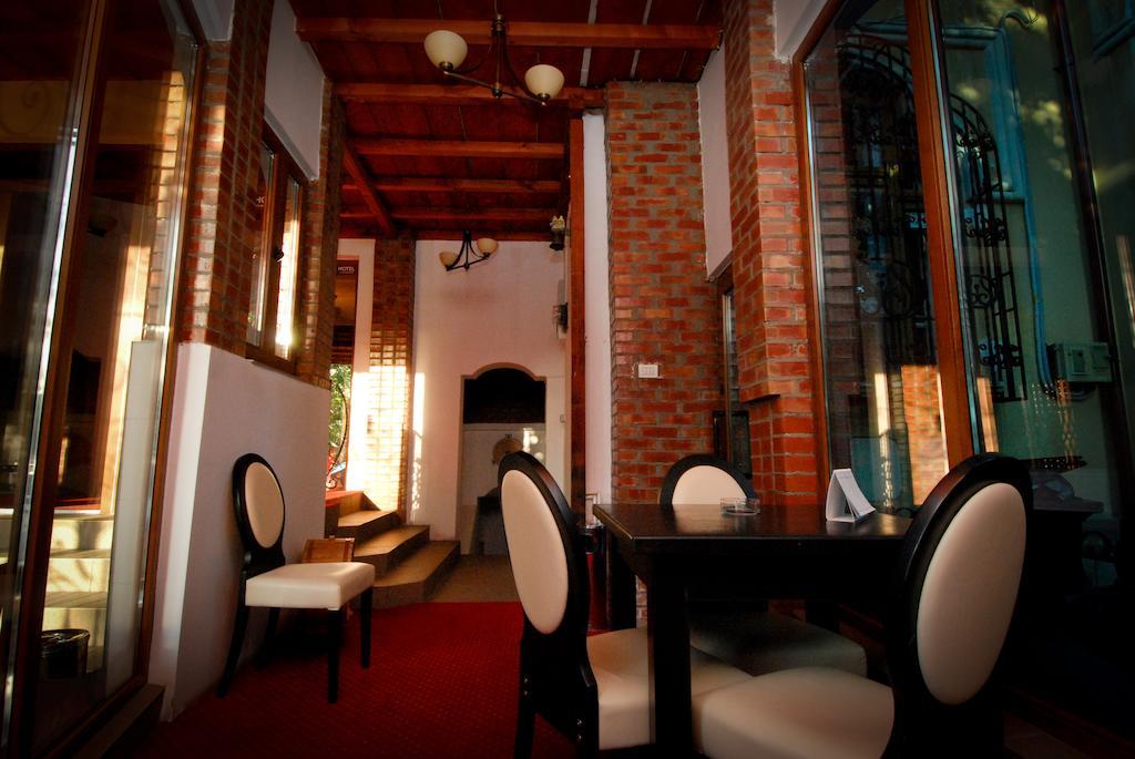 Hotel Zara Ρόμαν Εξωτερικό φωτογραφία