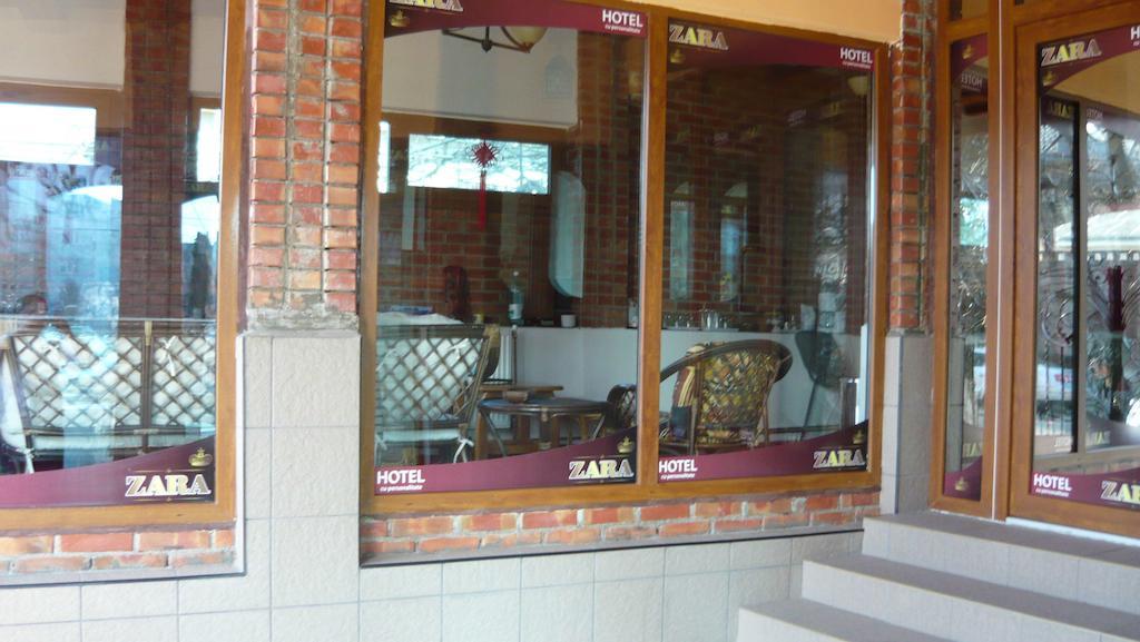 Hotel Zara Ρόμαν Εξωτερικό φωτογραφία