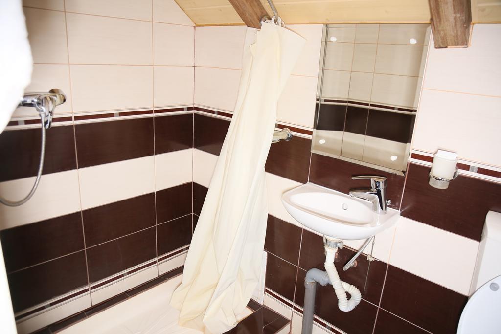 Hotel Zara Ρόμαν Εξωτερικό φωτογραφία