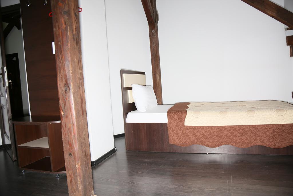 Hotel Zara Ρόμαν Εξωτερικό φωτογραφία