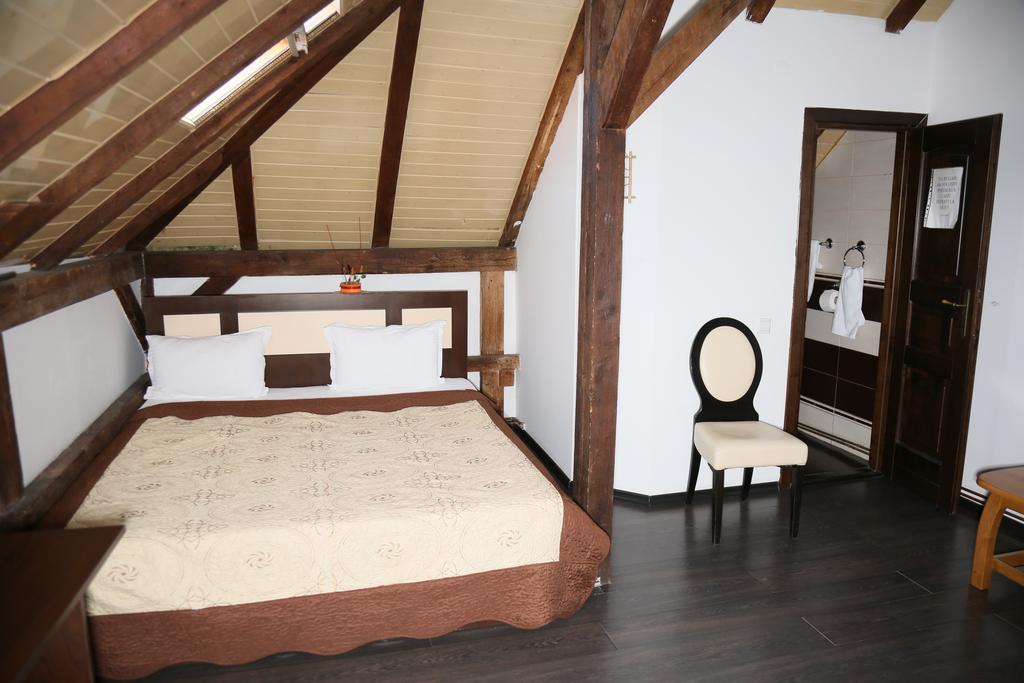 Hotel Zara Ρόμαν Εξωτερικό φωτογραφία