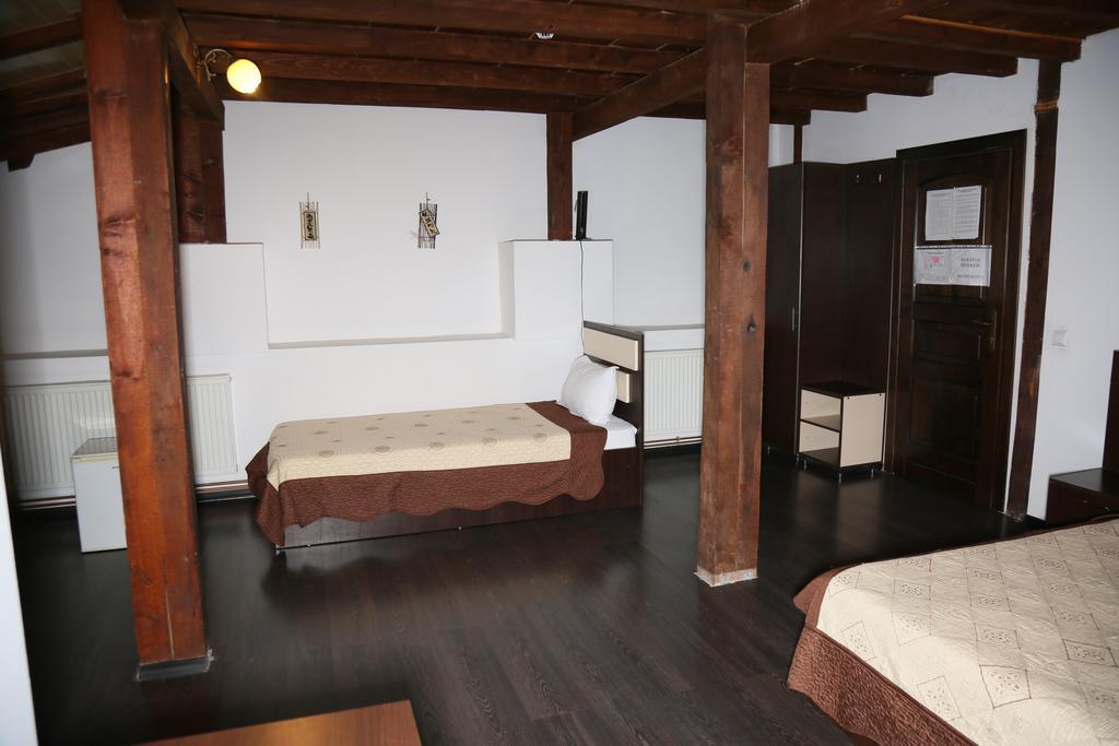 Hotel Zara Ρόμαν Εξωτερικό φωτογραφία