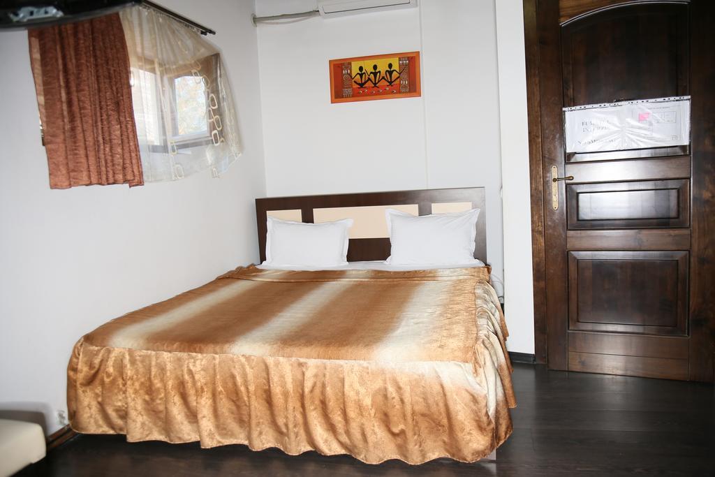 Hotel Zara Ρόμαν Εξωτερικό φωτογραφία