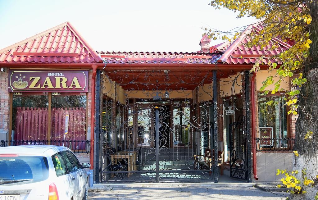 Hotel Zara Ρόμαν Εξωτερικό φωτογραφία
