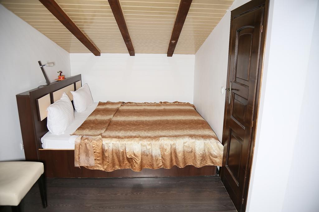 Hotel Zara Ρόμαν Εξωτερικό φωτογραφία