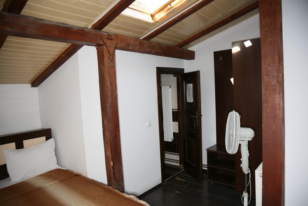 Hotel Zara Ρόμαν Εξωτερικό φωτογραφία