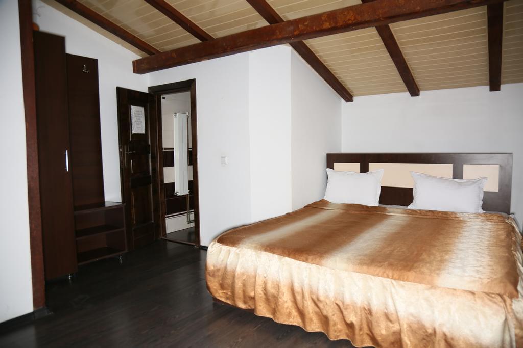 Hotel Zara Ρόμαν Εξωτερικό φωτογραφία