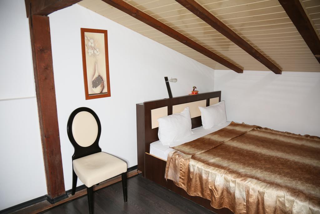 Hotel Zara Ρόμαν Εξωτερικό φωτογραφία