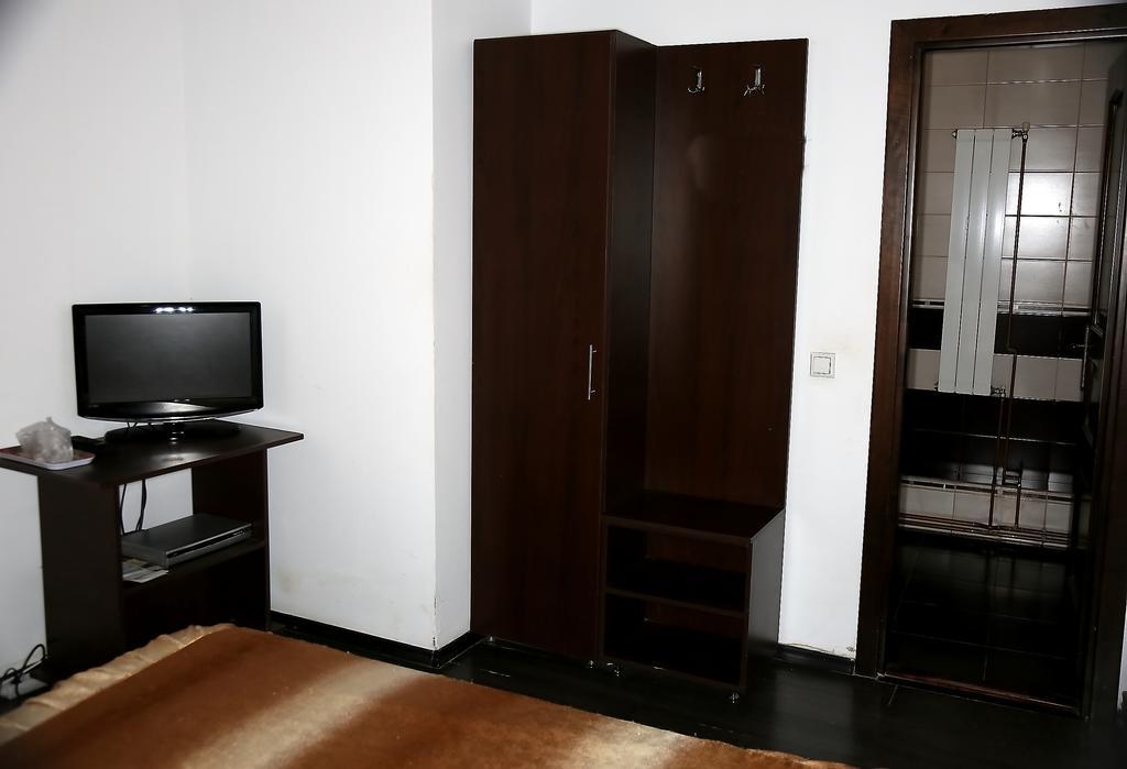 Hotel Zara Ρόμαν Εξωτερικό φωτογραφία