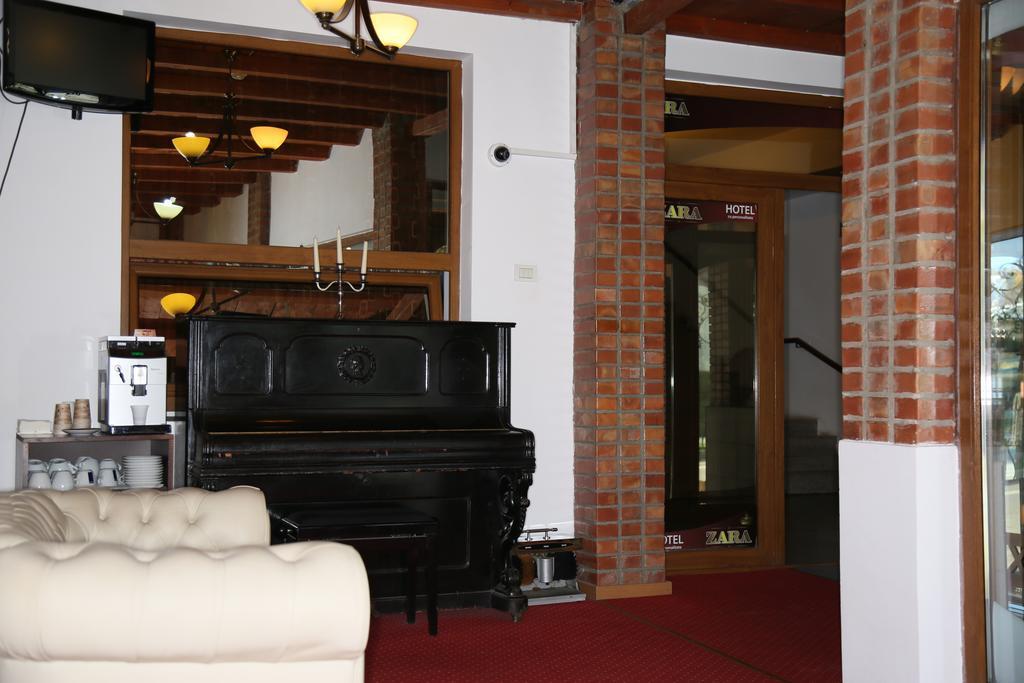 Hotel Zara Ρόμαν Εξωτερικό φωτογραφία