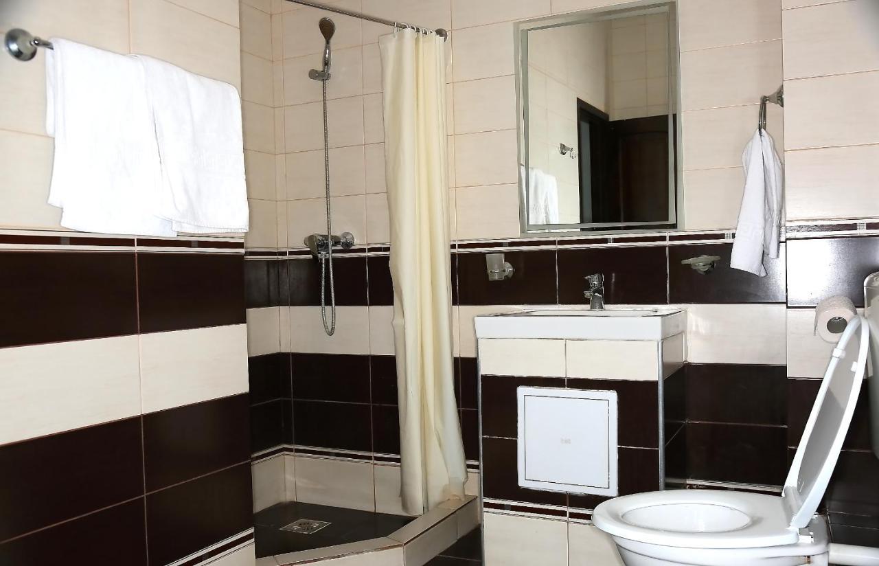 Hotel Zara Ρόμαν Εξωτερικό φωτογραφία