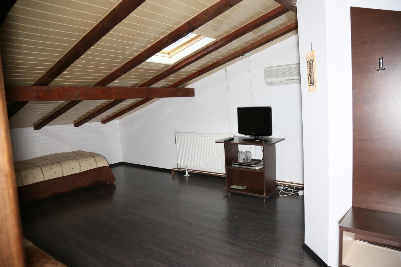 Hotel Zara Ρόμαν Εξωτερικό φωτογραφία